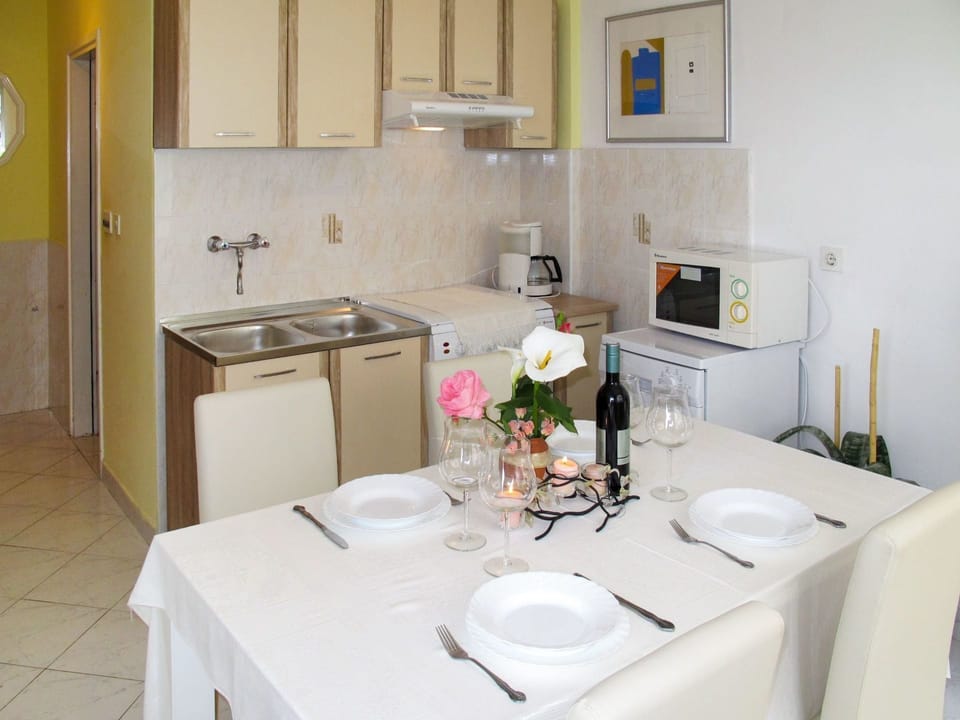 Property, Room, Furniture, Interior Design, Building, House, Kitchen, Real Estate, Floor, Table
