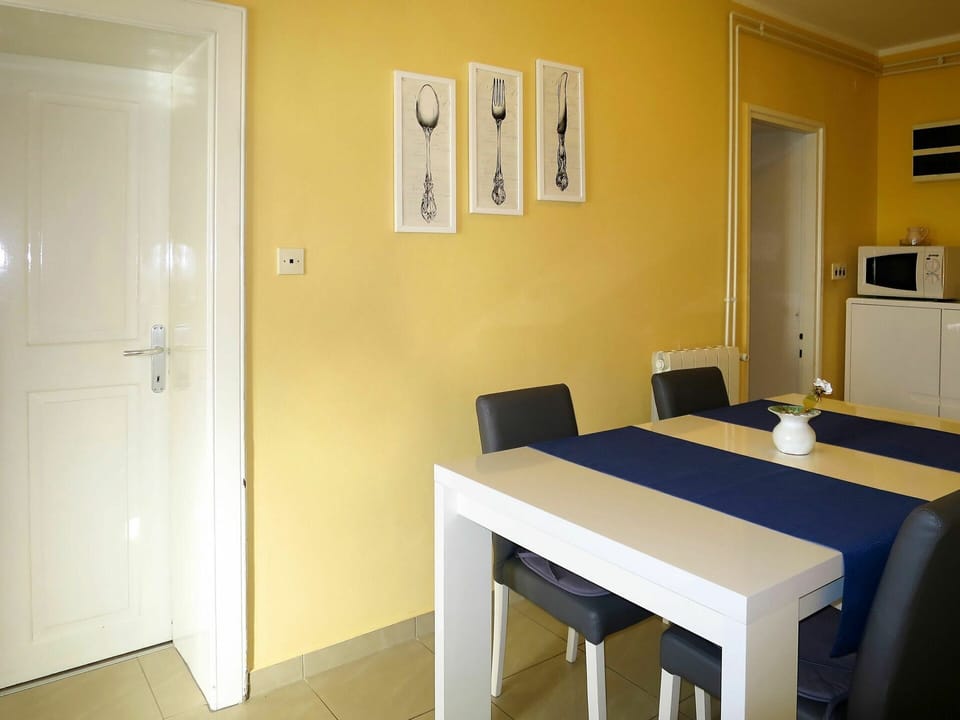 Room, Furniture, Property, Interior Design, Wall, Building, Table, Floor, Yellow, Ceiling