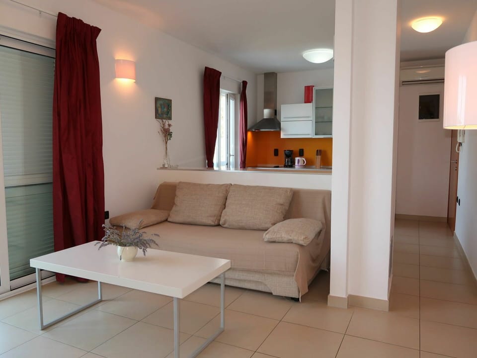 Table, Furniture, Couch, Comfort, Interior Design, Lighting, Studio Couch, Architecture, Wood
