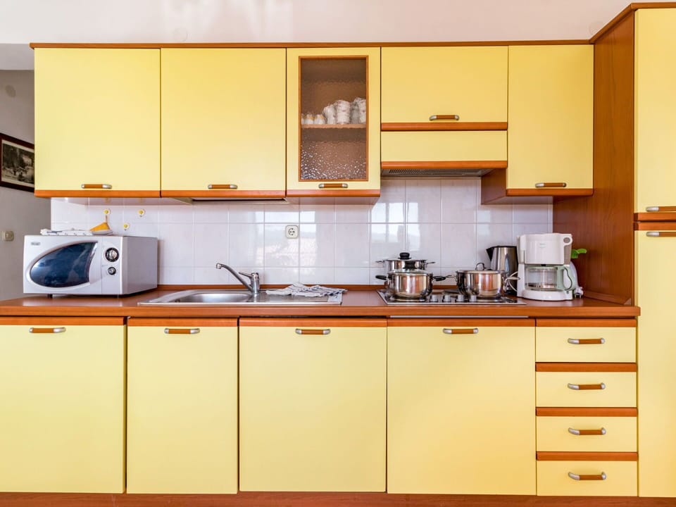 Cabinetry, Kitchen Sink, Tap, Countertop, Property, Sink, Kitchen Stove, Kitchen, Kitchen Appliance, Interior Design