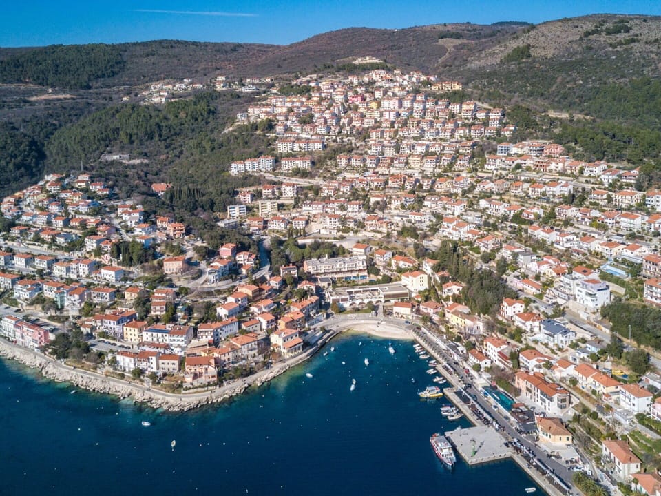 Water, Building, Water Resources, Sky, Azure, Mountain, Urban Design, Coastal And Oceanic Landforms, House, Boat