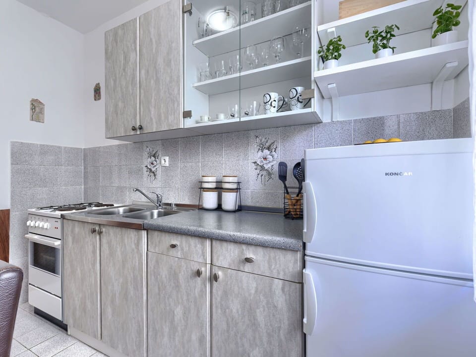 Kitchen, Major Appliance, Countertop, Kitchen Appliance, Flooring, Cabinetry, Interior Design, Floor, Furniture, Home Appliance