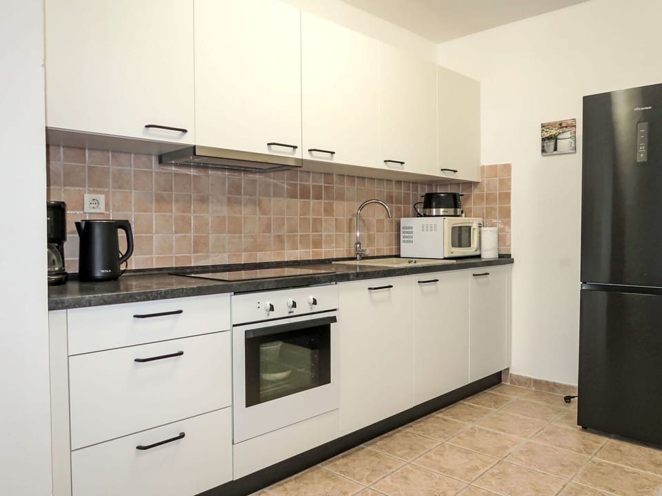 Kitchen Appliance, Countertop, Kitchen, Major Appliance, Flooring, Cabinetry, Wood, Interior Design, Floor, Kitchen Stove