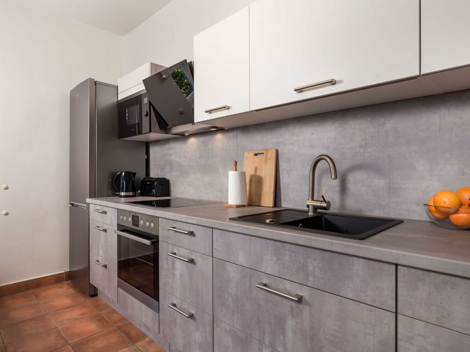 Cabinetry, Countertop, Kitchen Sink, Tap, Sink, Property, Building, Plumbing Fixture, Wood, Kitchen Stove
