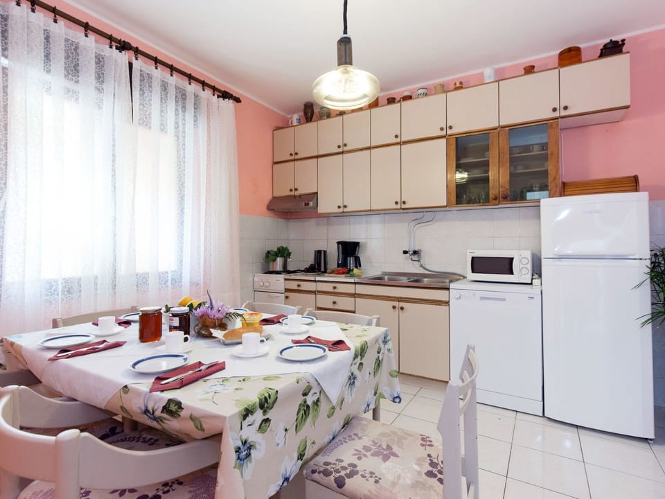 Room, Property, Furniture, Interior Design, Kitchen, Building, House, Cabinetry, Curtain, Home