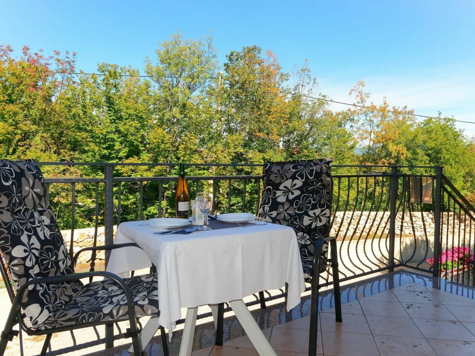 Property, Real Estate, Table, Tree, House, Backyard, Furniture, Patio, Home, Room