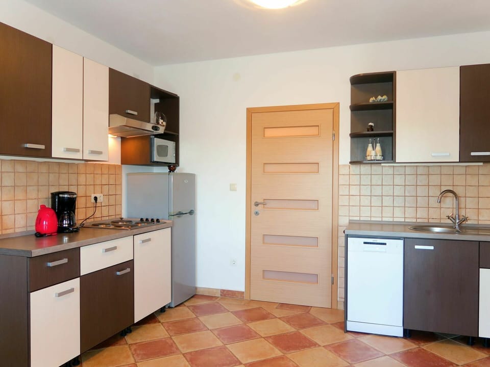 Countertop, Cabinetry, Property, Furniture, Kitchen Sink, Sink, Kitchen, Wood, Building, Lighting