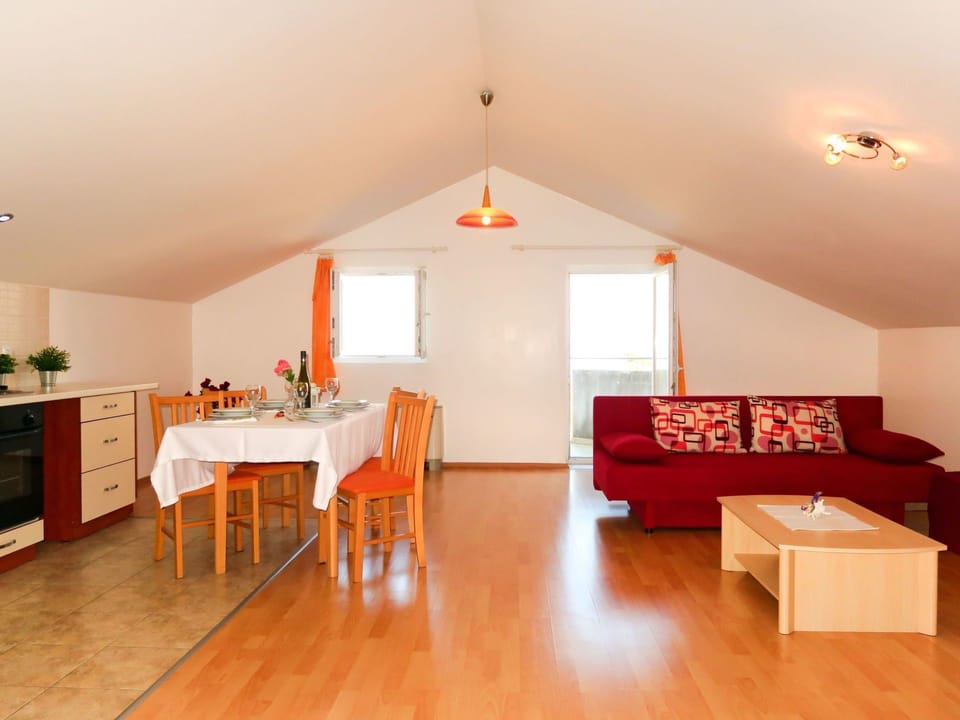 Room, Floor, Property, Wood Flooring, Furniture, Building, Interior Design, Hardwood, Laminate Flooring, Ceiling