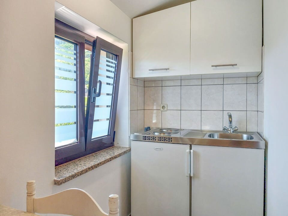 Wood, Interior Design, Flooring, Floor, Room, Furniture, Apartment, Ceiling, Glass, Wood Stain