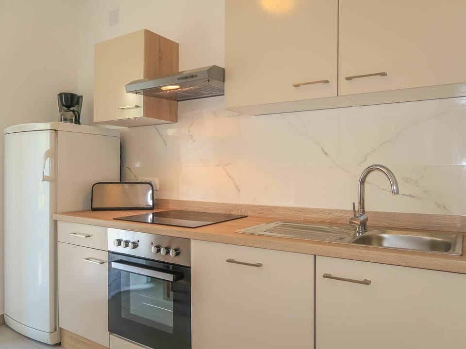 Cabinetry, Countertop, Kitchen Sink, Sink, Property, Building, Tap, Kitchen, Kitchen Stove, Plumbing Fixture