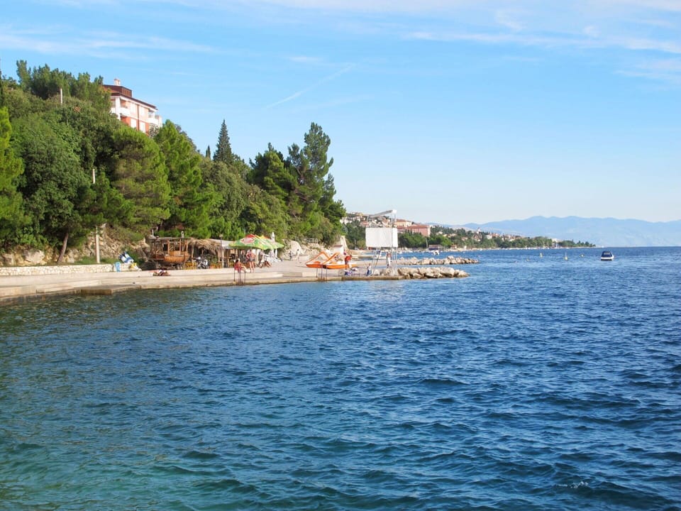 Water, Sky, Azure, Cloud, Tree, Lake, Building, Coastal And Oceanic Landforms, Watercraft, Horizon