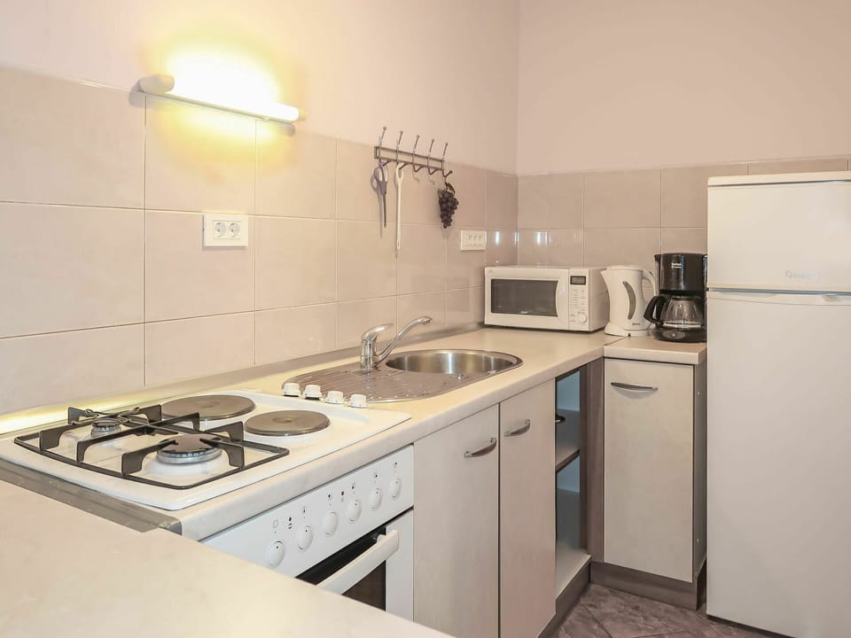 Property, Room, Kitchen, Furniture, Sink, Countertop, Cabinetry, Interior Design, Building, House