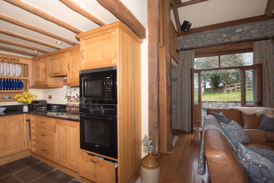 The oak handcrafted kitchen , fully equipped, with a granite worktop.
