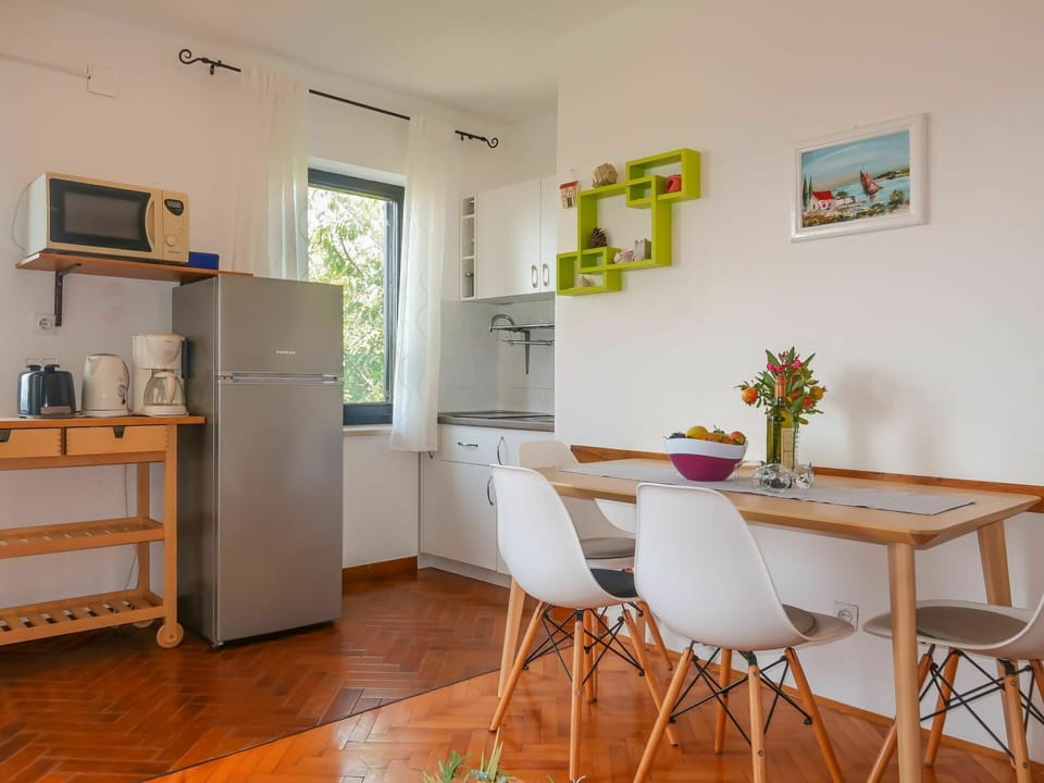 Room, Furniture, Property, Floor, Interior Design, Table, Building, Dining Room, Chair, Wood Flooring