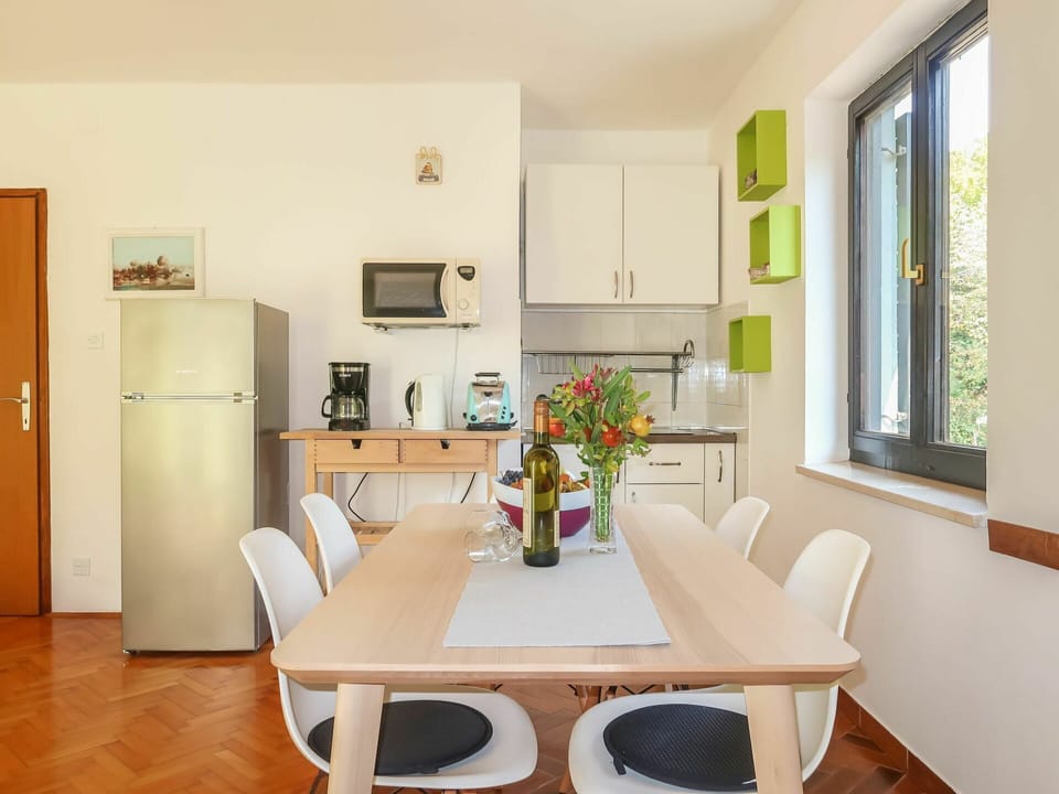 Room, Property, Dining Room, Furniture, Interior Design, Building, Table, House, Living Room, Floor
