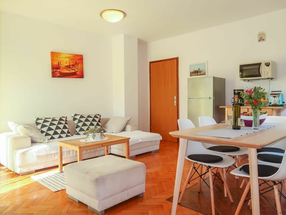 Room, Living Room, Furniture, Property, Interior Design, Building, Table, Floor, Coffee Table, Wall