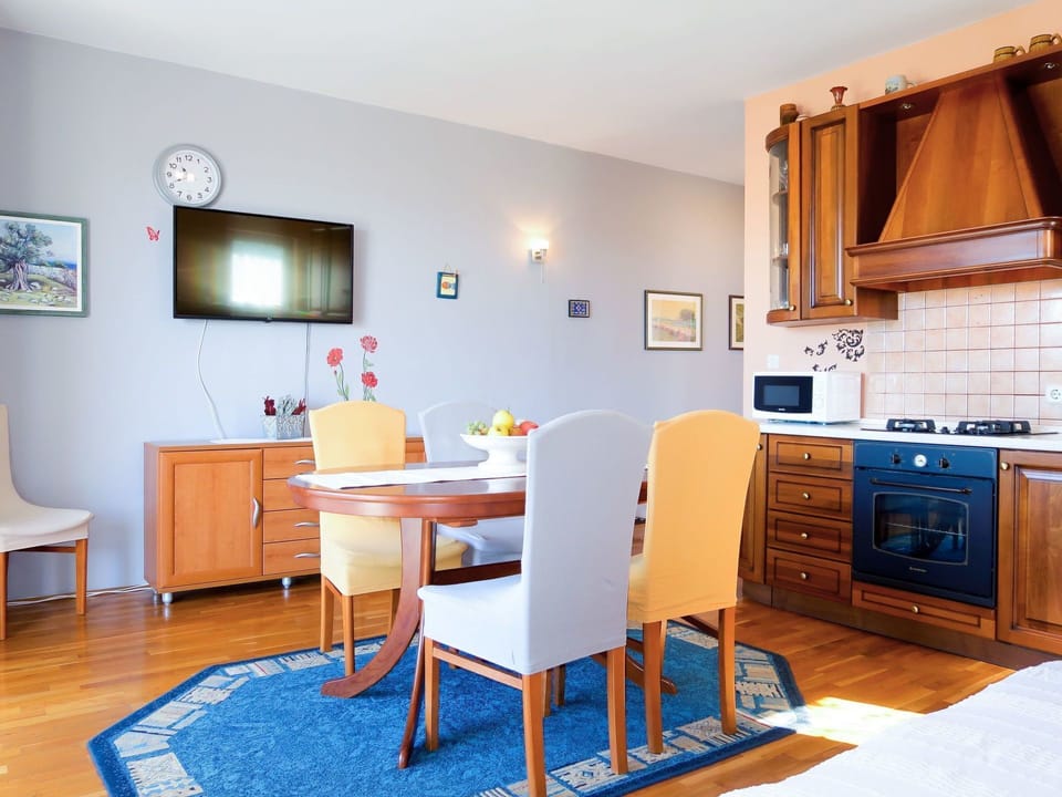 Room, Furniture, Property, Building, Interior Design, Floor, House, Kitchen, Real Estate, Cabinetry