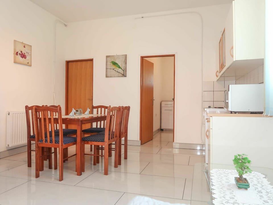 Room, Property, Building, House, Furniture, Floor, Interior Design, Table, Real Estate, Apartment