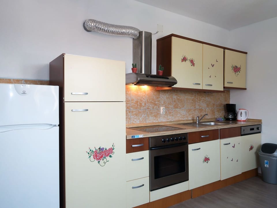 Room, Kitchen, Cabinetry, Furniture, Property, Kitchen Stove, Countertop, Kitchen Appliance, Major Appliance, Interior Design