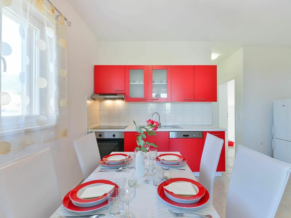 Furniture, Property, Table, Building, Window, Cabinetry, Interior Design, Floor, Wood, Chair
