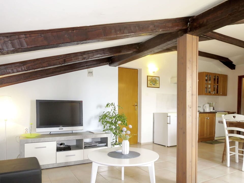 Furniture, Property, Table, Building, Houseplant, Lighting, Interior Design, Wood, Architecture, Couch