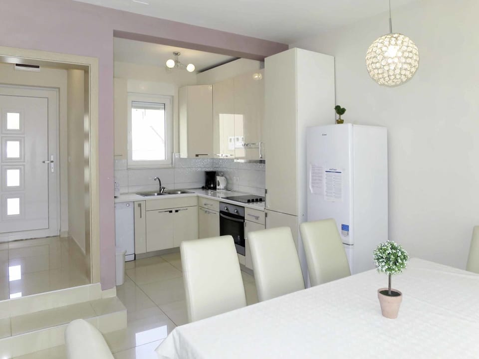 Room, Bathroom, Property, Interior Design, Furniture, Ceiling, Building, Floor, Sink, House