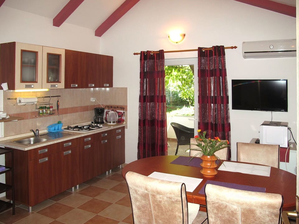 Room, Property, Furniture, Building, Kitchen, Interior Design, Countertop, Cabinetry, House, Floor