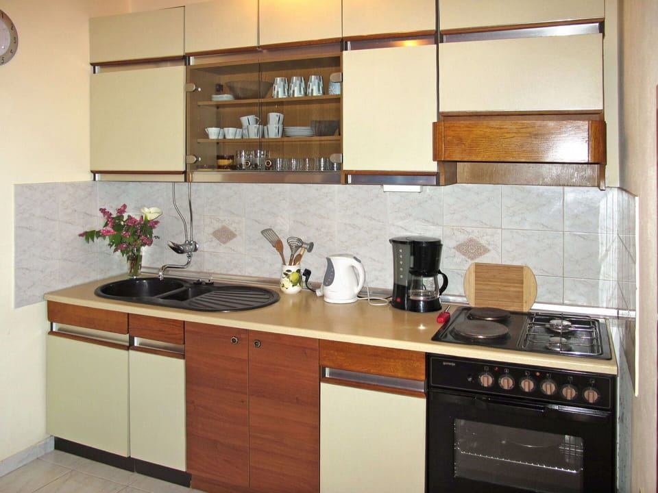 Countertop, Cabinetry, Property, Kitchen Sink, Kitchen, Sink, Kitchen Stove, Kitchen Appliance, Home Appliance, Wood