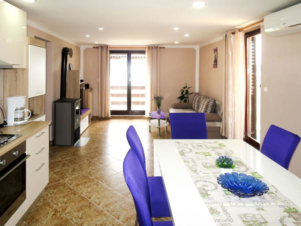 Room, Property, Furniture, Interior Design, Building, Ceiling, Living Room, Floor, Suite, House