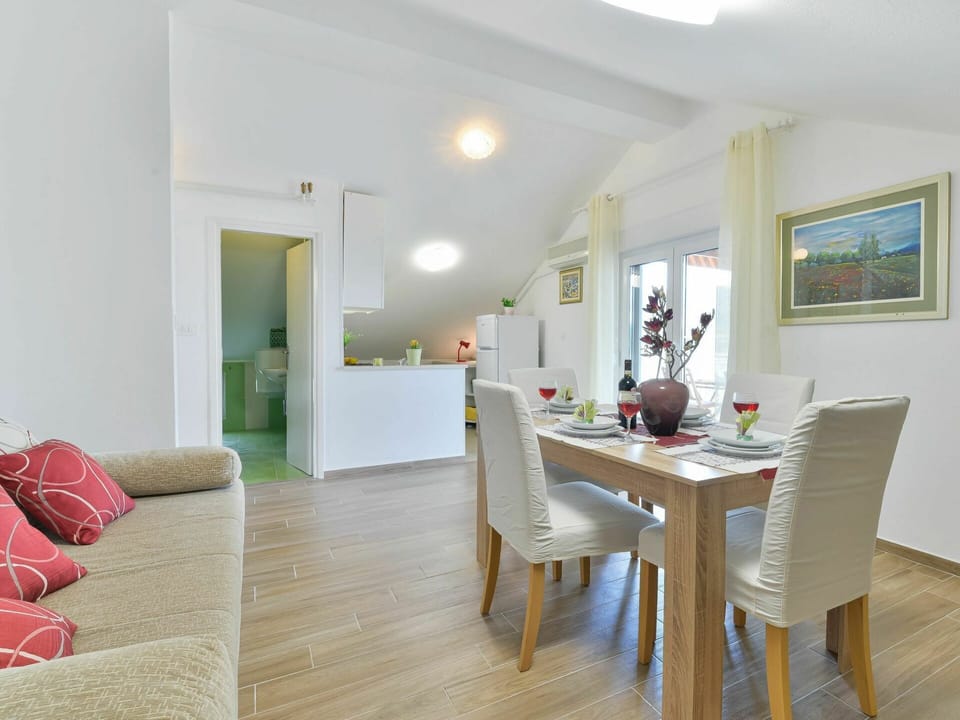 Room, Property, Furniture, Floor, Interior Design, Building, Living Room, House, Table, Real Estate