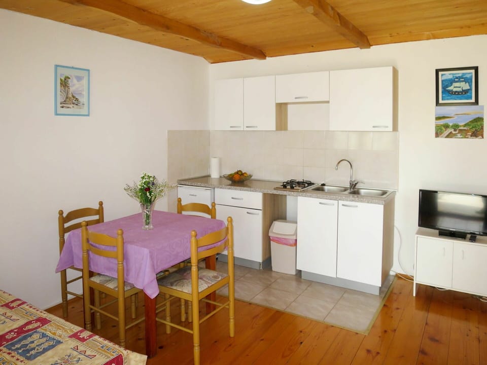 Furniture, Kitchen Sink, Cabinetry, Property, Sink, Countertop, Tap, Kitchen Stove, Chair, Building