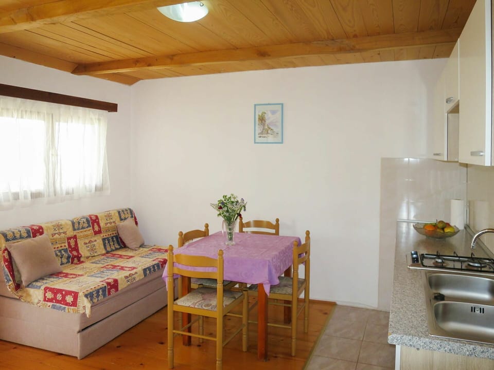 Table, Furniture, Property, Couch, Window, Plant, Houseplant, Wood, Building, Interior Design