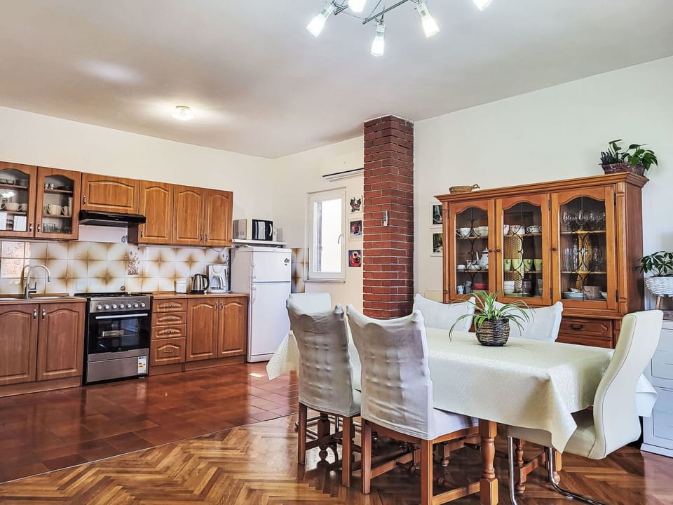 Furniture, Property, Table, Cabinetry, Plant, Flowerpot, Chair, Building, Wood, Houseplant