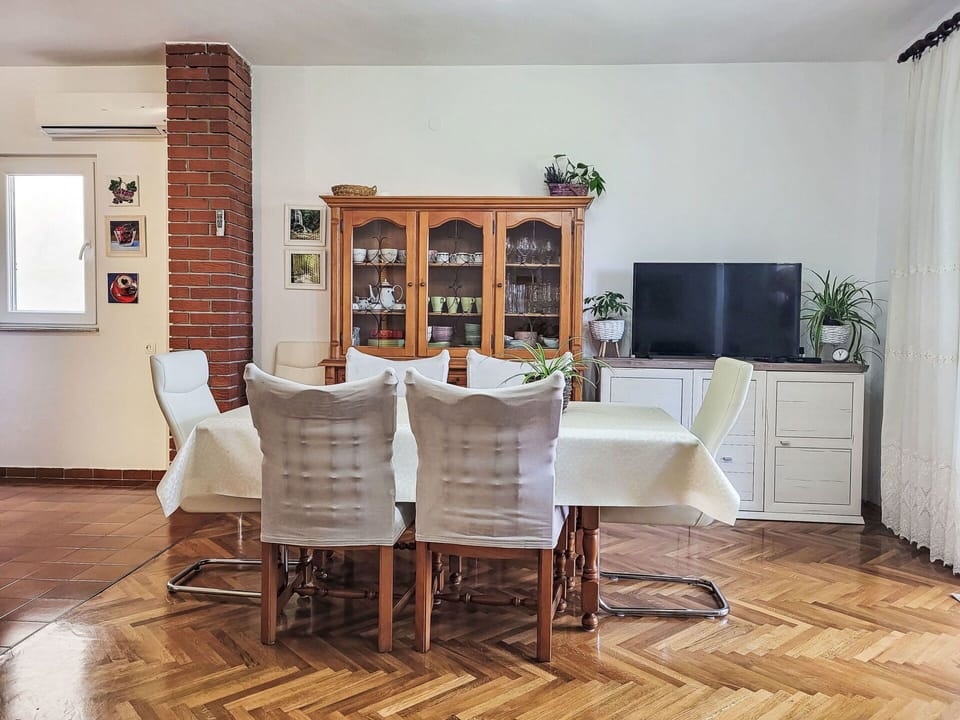 Picture Frame, Furniture, Building, Table, Wood, Houseplant, Chair, Interior Design, Flooring, Floor