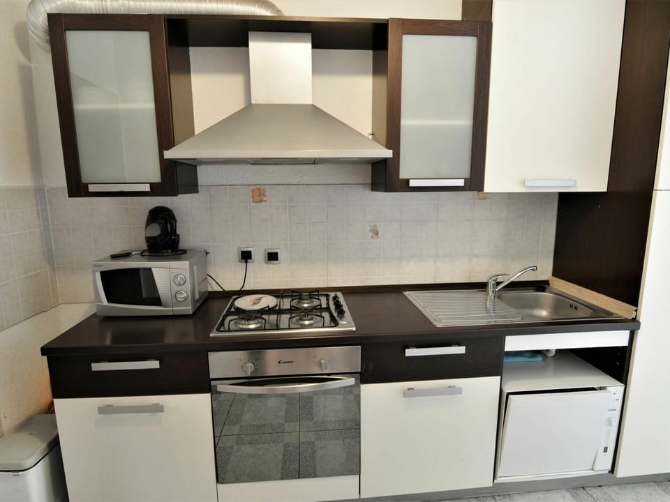 Cabinetry, Countertop, Kitchen Sink, Property, Sink, Tap, Furniture, White, Kitchen Stove, Kitchen Appliance