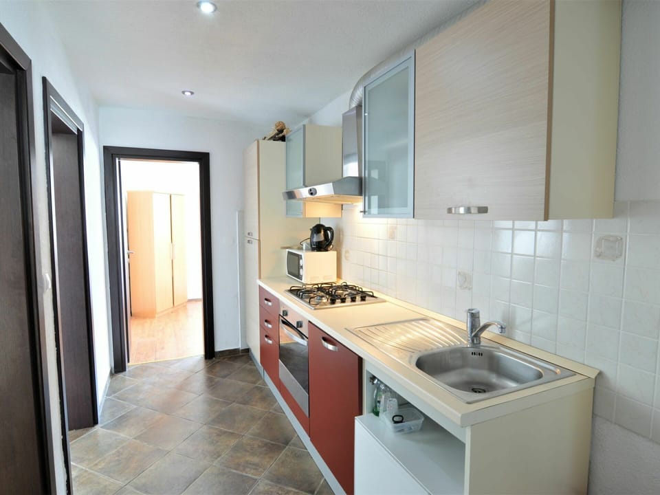 Tap, Countertop, Kitchen Sink, Cabinetry, Sink, Furniture, Property, Plumbing Fixture, Kitchen Stove, Home Appliance