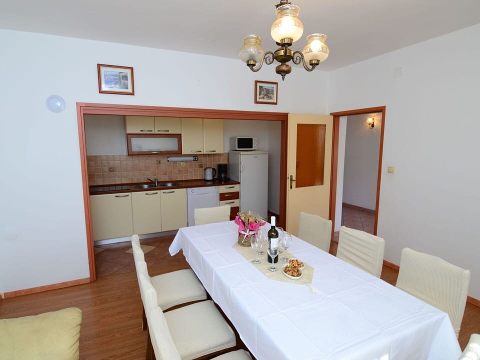 Sky, Mountain, Plant, Plant Community, Tree, Natural Environment, Larch, Natural Landscape, Highland, Slope