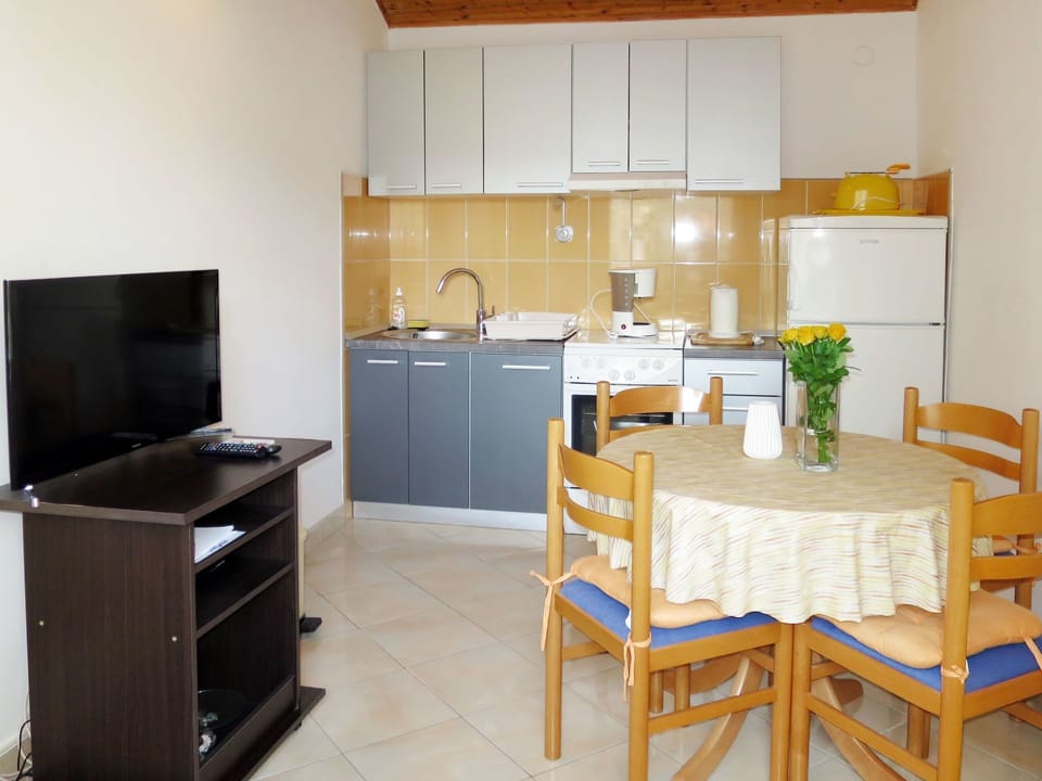 Furniture, Room, Property, Kitchen, Cabinetry, Countertop, Building, Interior Design, Floor, Table