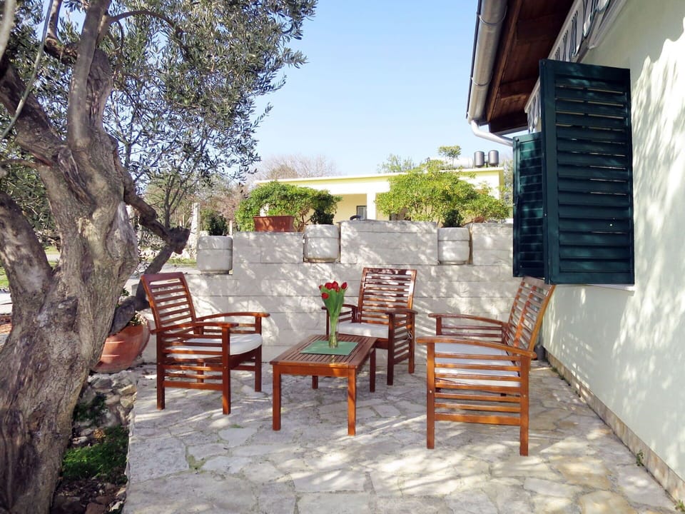 Property, Building, Real Estate, House, Backyard, Furniture, Patio, Tree, Residential Area, Home