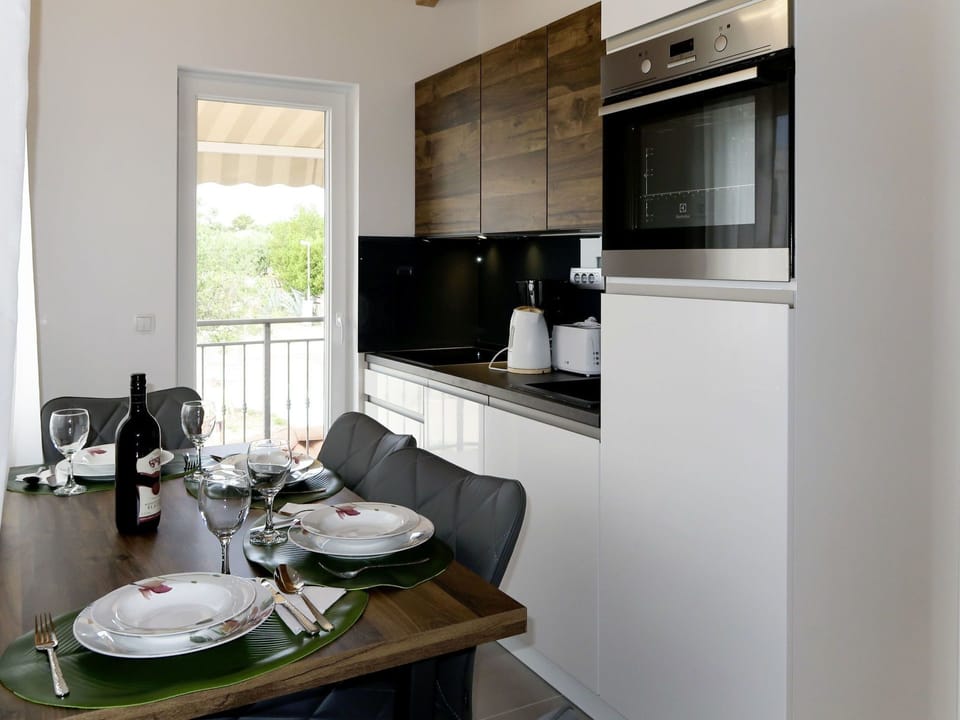 Room, Countertop, Property, Furniture, Interior Design, Kitchen, Building, Cabinetry, House, Floor