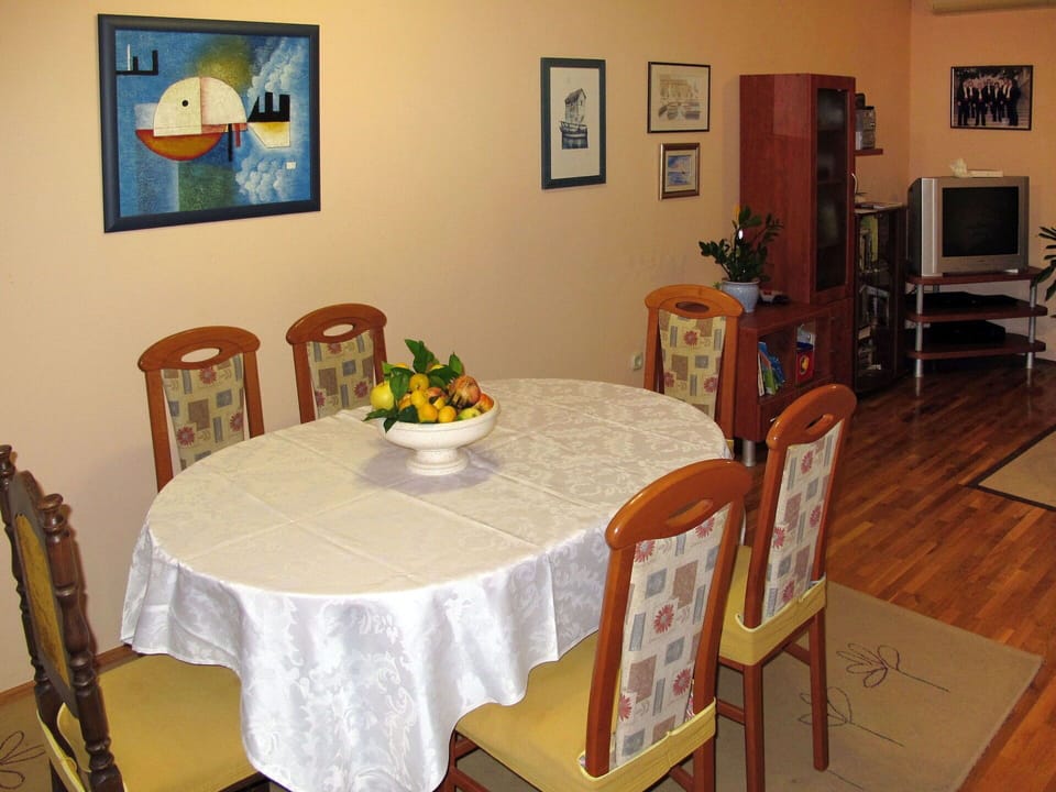 Table, Picture Frame, Furniture, Chair, Tablecloth, Interior Design, Plant, Floor, Flower, Real Estate