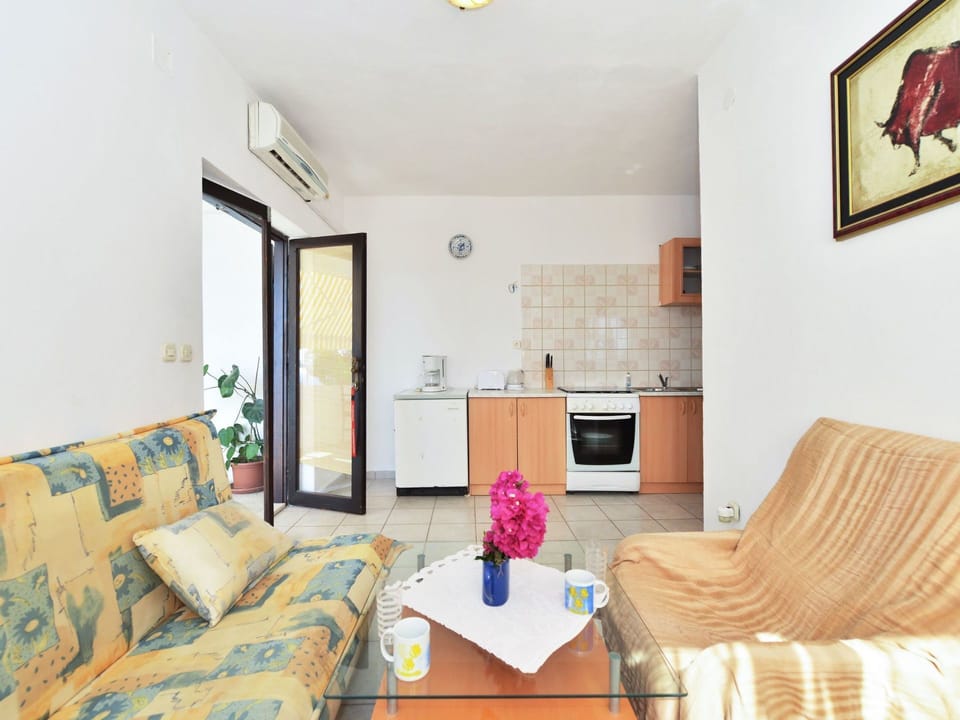 Room, Property, Furniture, Building, Interior Design, Living Room, Real Estate, House, Table, Bedroom