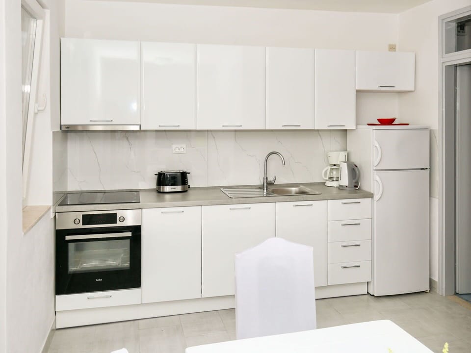 Cabinetry, Kitchen Sink, Countertop, Property, Tap, Sink, Furniture, White, Building, Kitchen