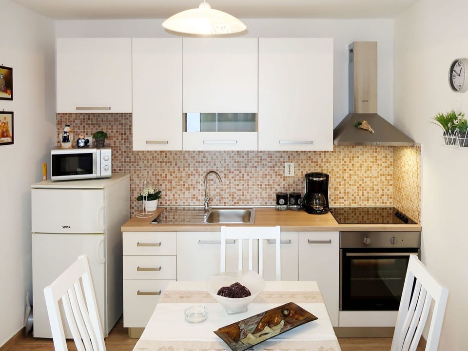 Room, Furniture, White, Countertop, Kitchen, Property, Cabinetry, Interior Design, Floor, Tile