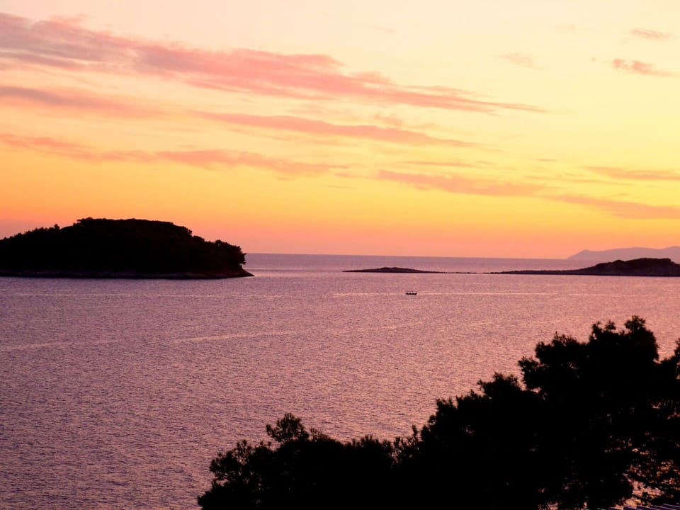 Water, Cloud, Sky, Water Resources, Atmosphere, Ecoregion, Afterglow, Natural Landscape, Orange, Coastal And Oceanic Landforms