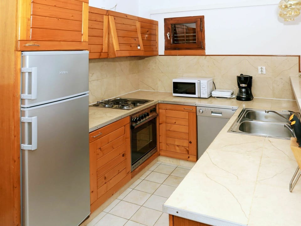 Cabinetry, Countertop, Kitchen Sink, Property, Furniture, Sink, Kitchen Appliance, Kitchen Stove, Kitchen, Home Appliance