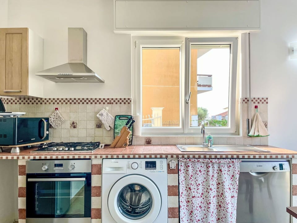 Major Appliance, Washing Machine, Interior Design, Laundry Room, Kitchen Appliance, Kitchen, Home Appliance, Flooring, Clothes Dryer, Room