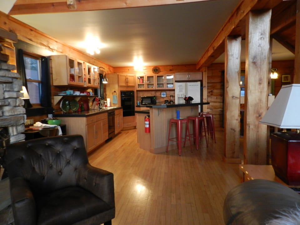 Looking toward kitchen 