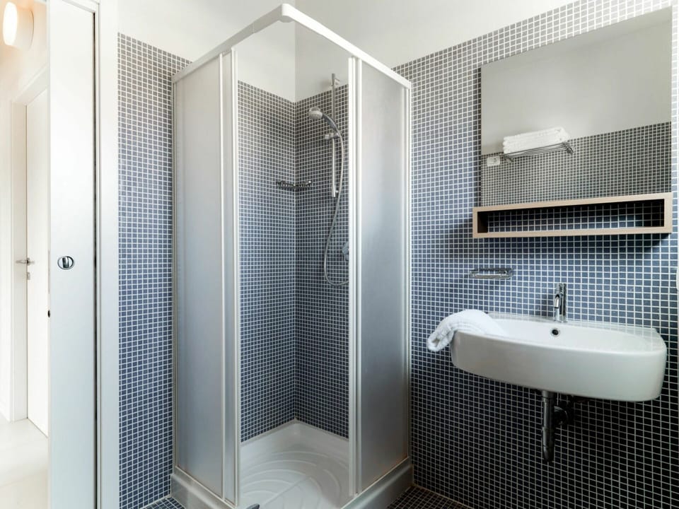 Mirror, Plumbing Fixture, Sink, Building, Tap, Bathroom, Bathroom Sink, Lighting, Interior Design