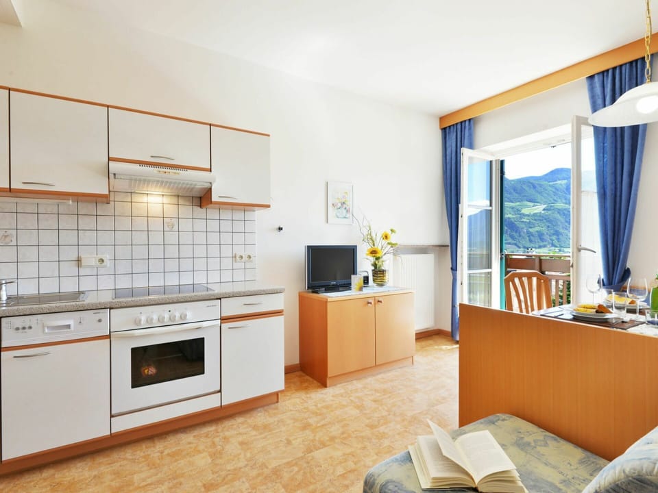 Property, Room, Furniture, Building, Interior Design, Kitchen, Cabinetry, Countertop, Kitchen Stove, Floor